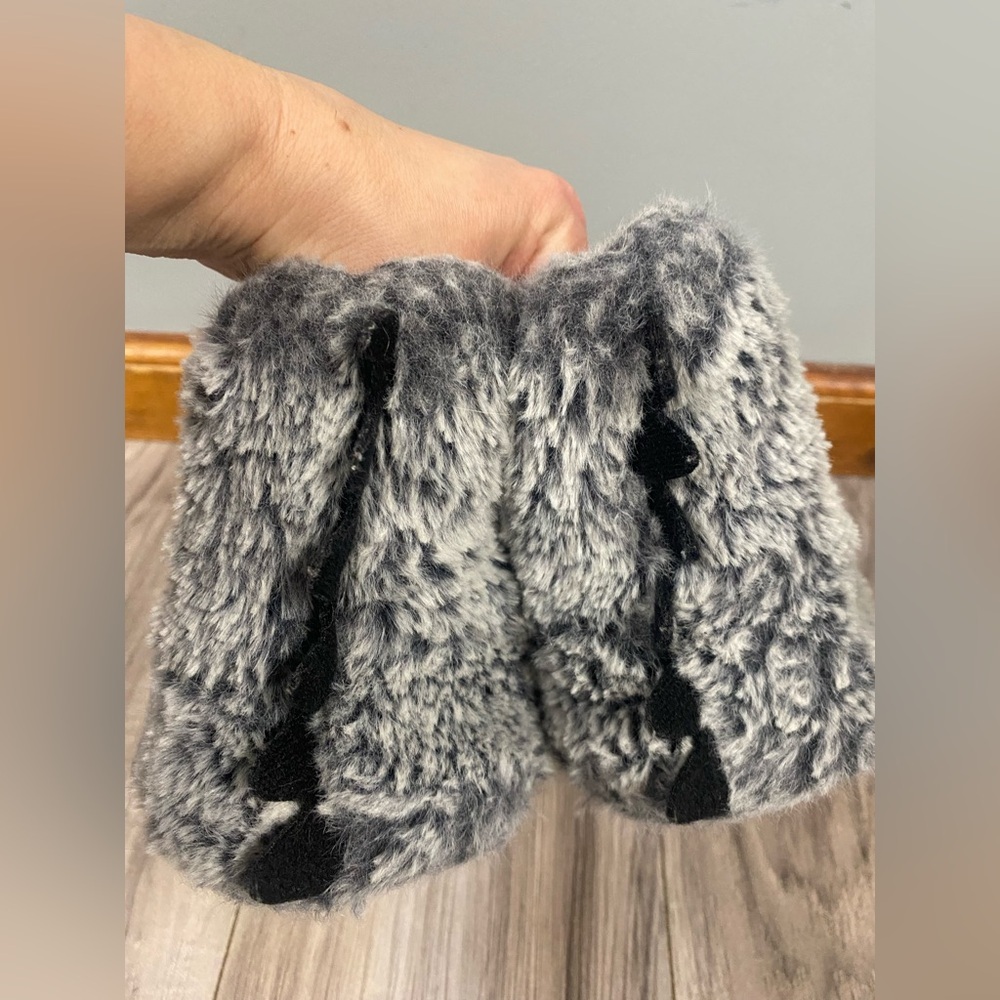 Furry Bear Wolf Monster Gray Black Claw Slippers Youth Size Large 9/10 Unisex - Picture 2 of 5